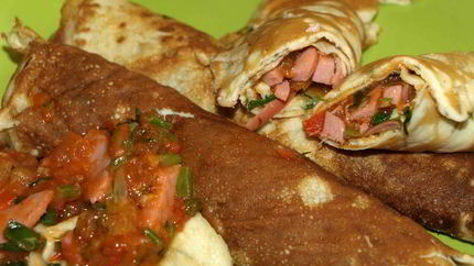 Яичные блинчики с помидорами, зеленью, чесноком и докторской колбасой