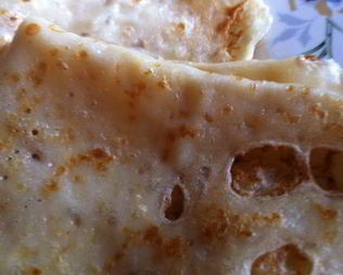 Золотистые дырявые блинчики к русской масленице