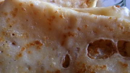 Золотистые дырявые блинчики к русской масленице