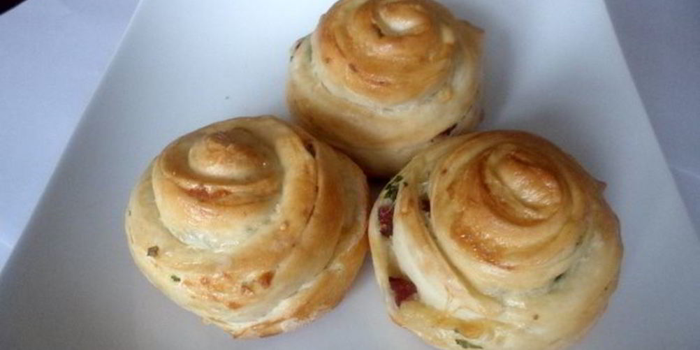 Рецепт булочек аппетитных с сыром и ветчиной