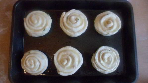 булочки аппетитные с сыром и ветчиной