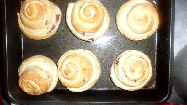 булочки аппетитные с сыром и ветчиной