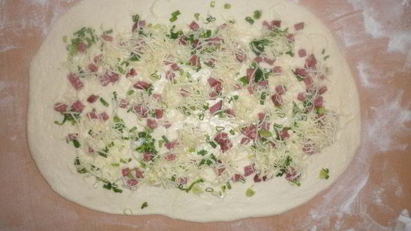 булочки аппетитные с сыром и ветчиной