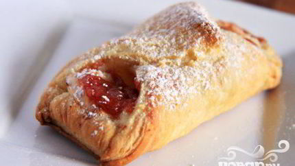 Булочки с гуавой и сливочным сыром