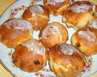 Булочки с изюмом из дрожжевого теста