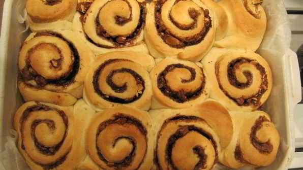 булочки с корицей, шоколадом и миндалем