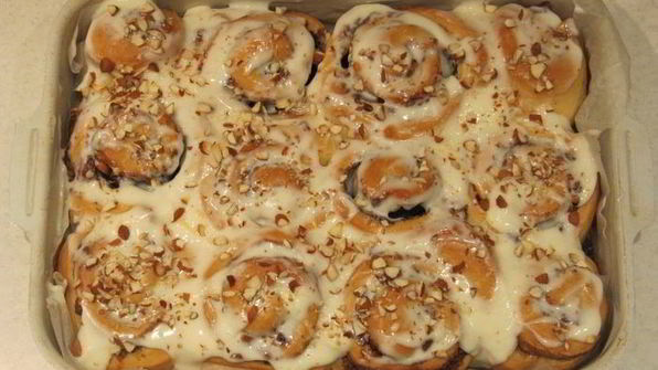 булочки с корицей, шоколадом и миндалем