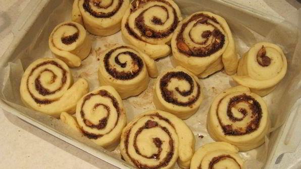 булочки с корицей, шоколадом и миндалем