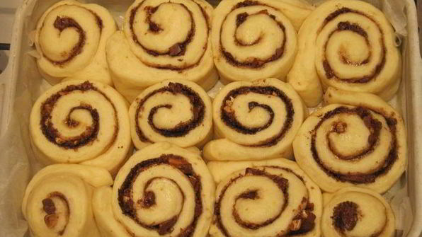 булочки с корицей, шоколадом и миндалем