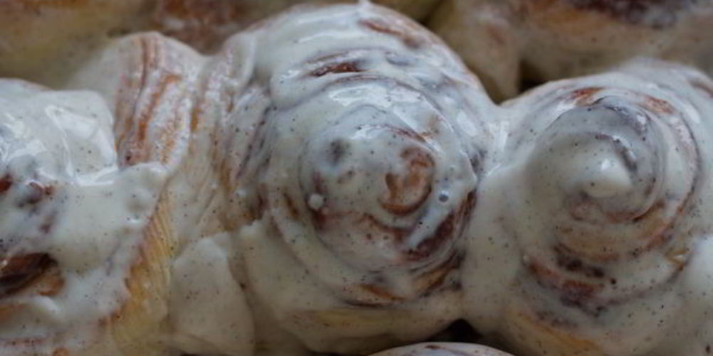 Рецепт булочек с корицей в сметанной заливке