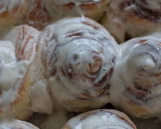 Булочки с корицей в сметанной заливке