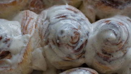 Булочки с корицей в сметанной заливке