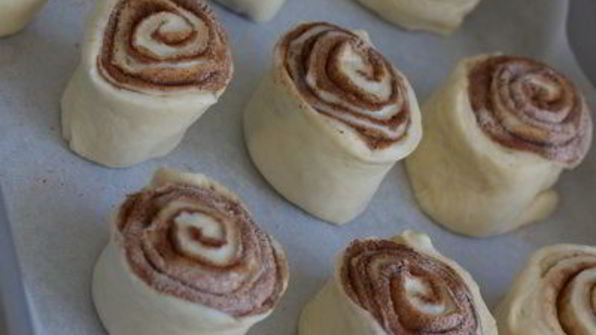 булочки с корицей в сметанной заливке