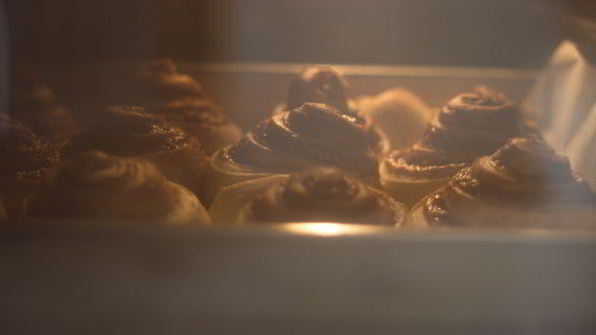 булочки с корицей в сметанной заливке