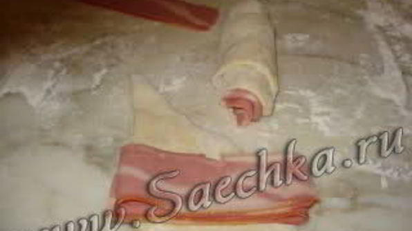 булочки с сосисками и беконом