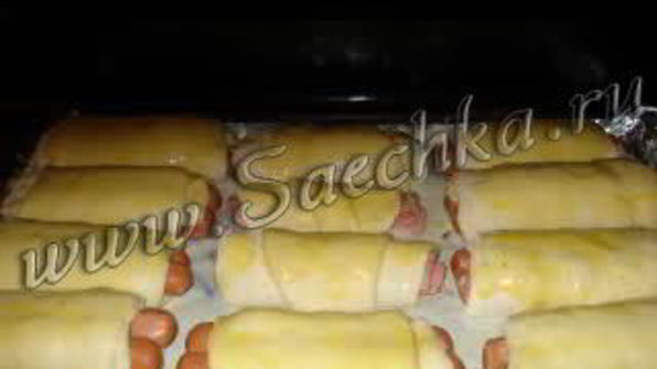 булочки с сосисками и беконом