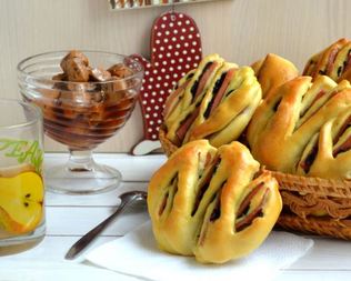 Булочки-тюльпаны с колбасой