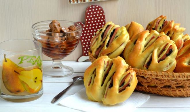 Булочки-тюльпаны с колбасой