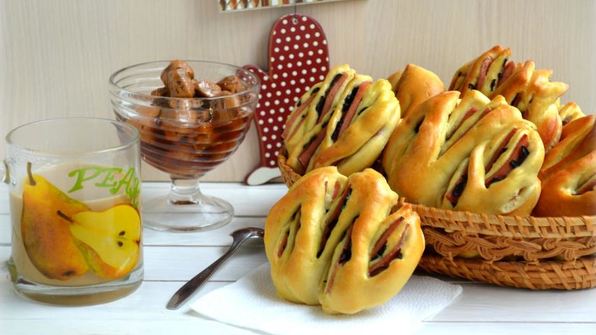 булочки-тюльпаны с колбасой