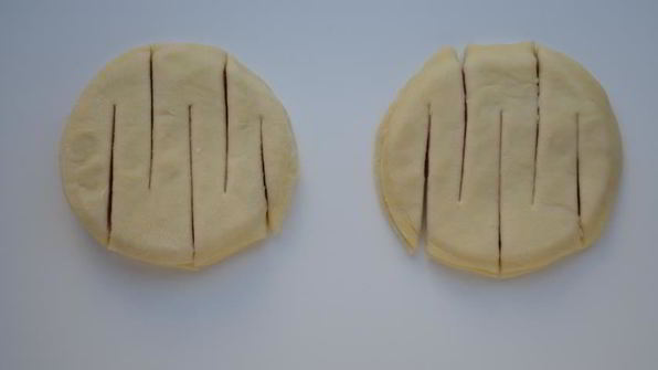 булочки-тюльпаны с колбасой