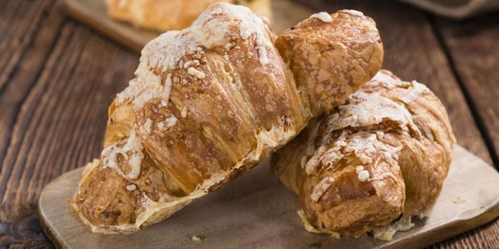 Рецепт круассанов с сыром из слоеного теста