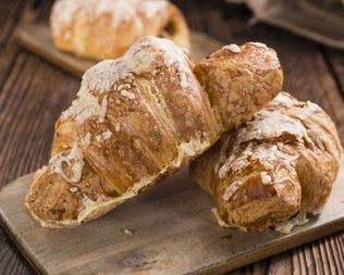 Круассаны с сыром из слоеного теста