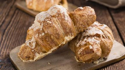 Круассаны с сыром из слоеного теста