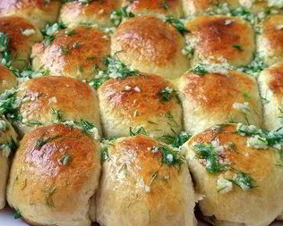 Пампушки с чесночным соусом