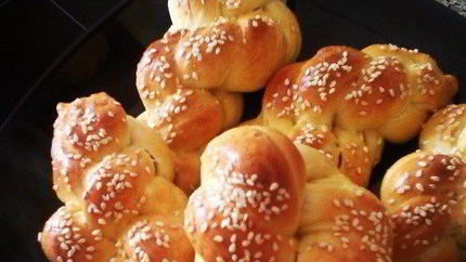 Плетеные булочки с кунжутом