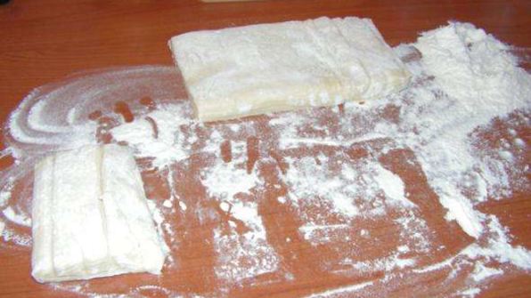 плюшки из слоеного теста