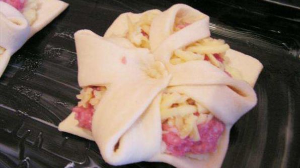 плюшки из слоеного теста