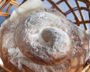 Пышные булочки со сгущенкой