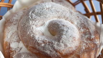 Пышные булочки со сгущенкой