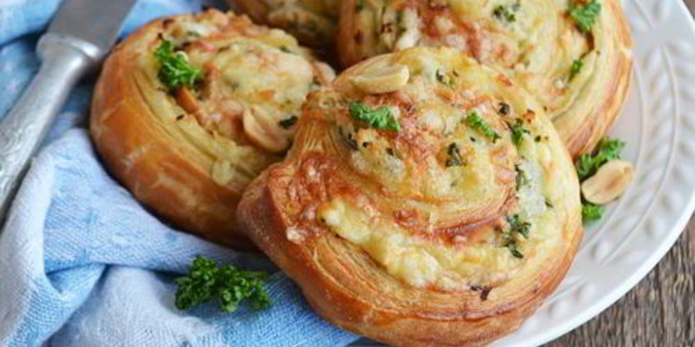 Рецепт слоеных булочек с квашеной капустой и голубым сыром