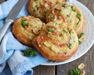 Слоеные булочки с квашеной капустой и голубым сыром