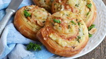 Слоеные булочки с квашеной капустой и голубым сыром