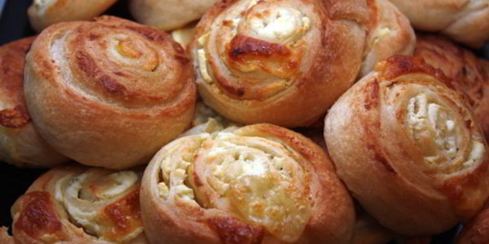 Рецепт сырных булочек из слоеного теста