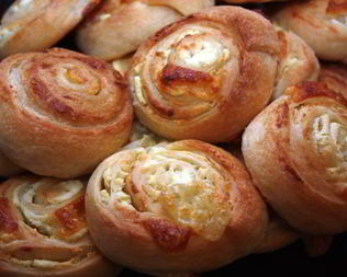 Сырные булочки из слоеного теста