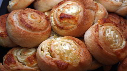 Сырные булочки из слоеного теста