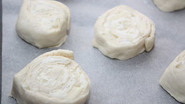 сырные булочки из слоеного теста