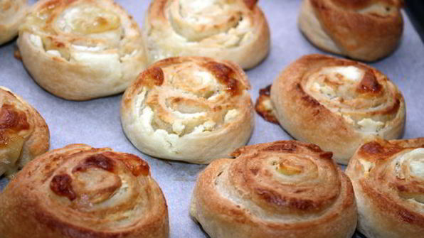 сырные булочки из слоеного теста