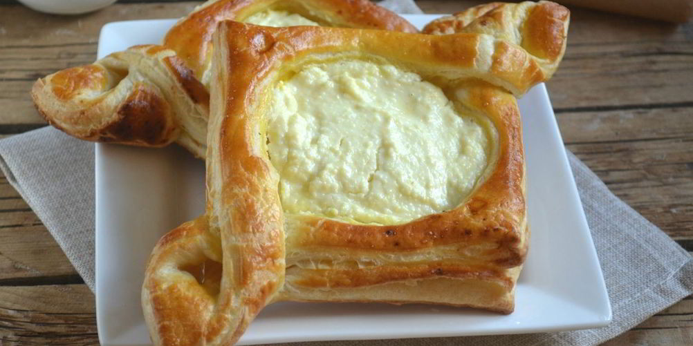 Рецепт ватрушек из слоеного теста с творогом