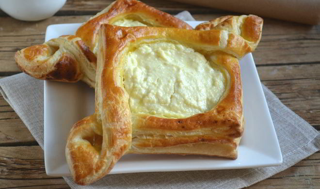 Ватрушки из слоеного теста с творогом
