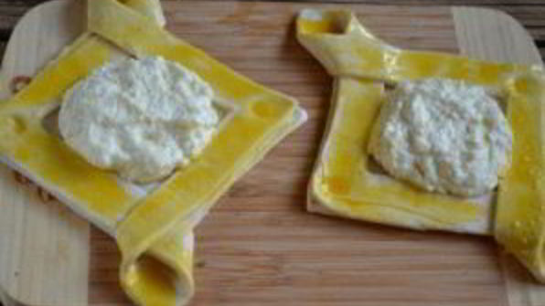 ватрушки из слоеного теста с творогом