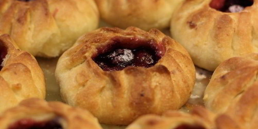 Рецепт ватрушек с вишней