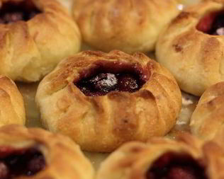 Ватрушки с вишней