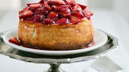 Чизкейк Нью-Йорк с клубничным соусом