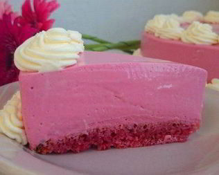 Холодный розовый чизкейк