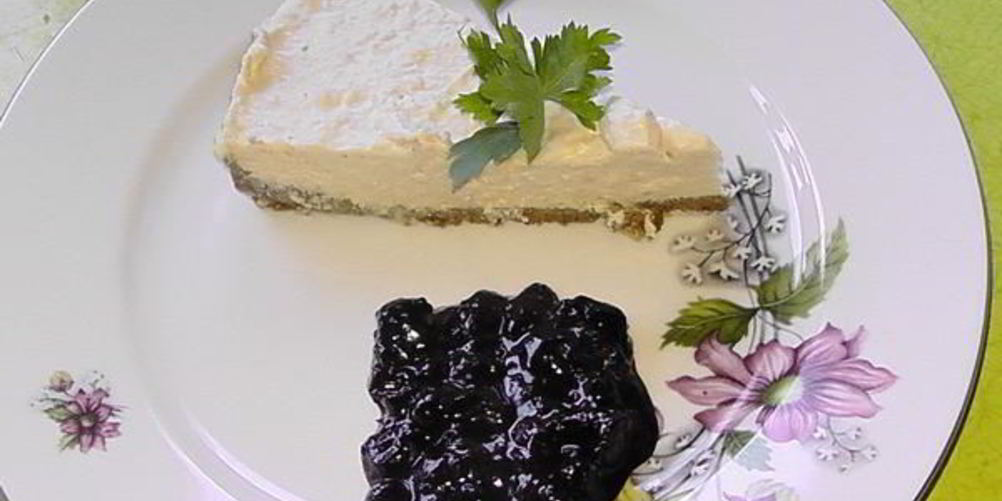 Рецепт мясного чизкейка с соусом из черной смородины