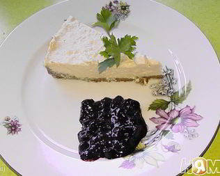 Мясной чизкейк с соусом из черной смородины